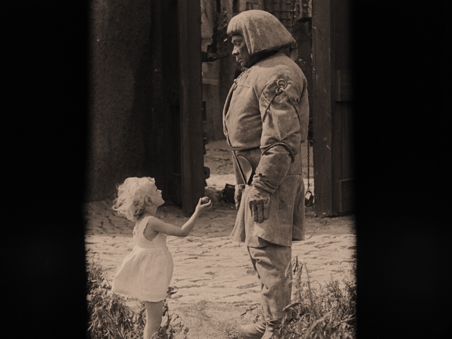 The Golem (1920) Screenshot 1 