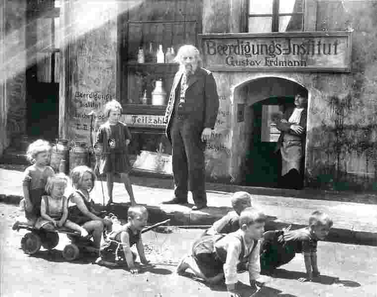 Slums of Berlin (1925) Screenshot 1
