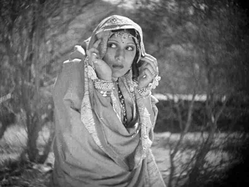 A Throw of Dice (1929) Screenshot 5