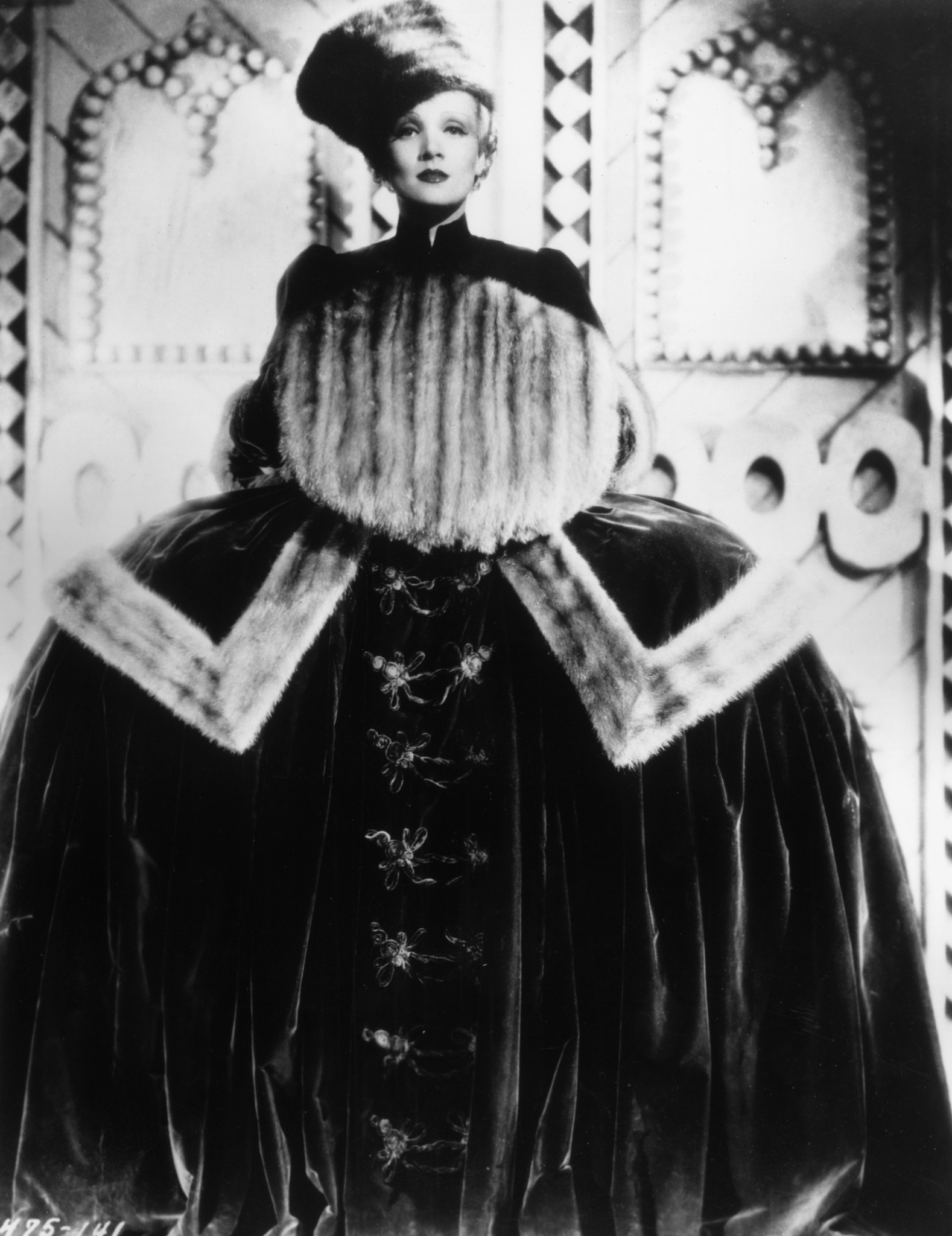 The Scarlet Empress (1934) Screenshot 1 