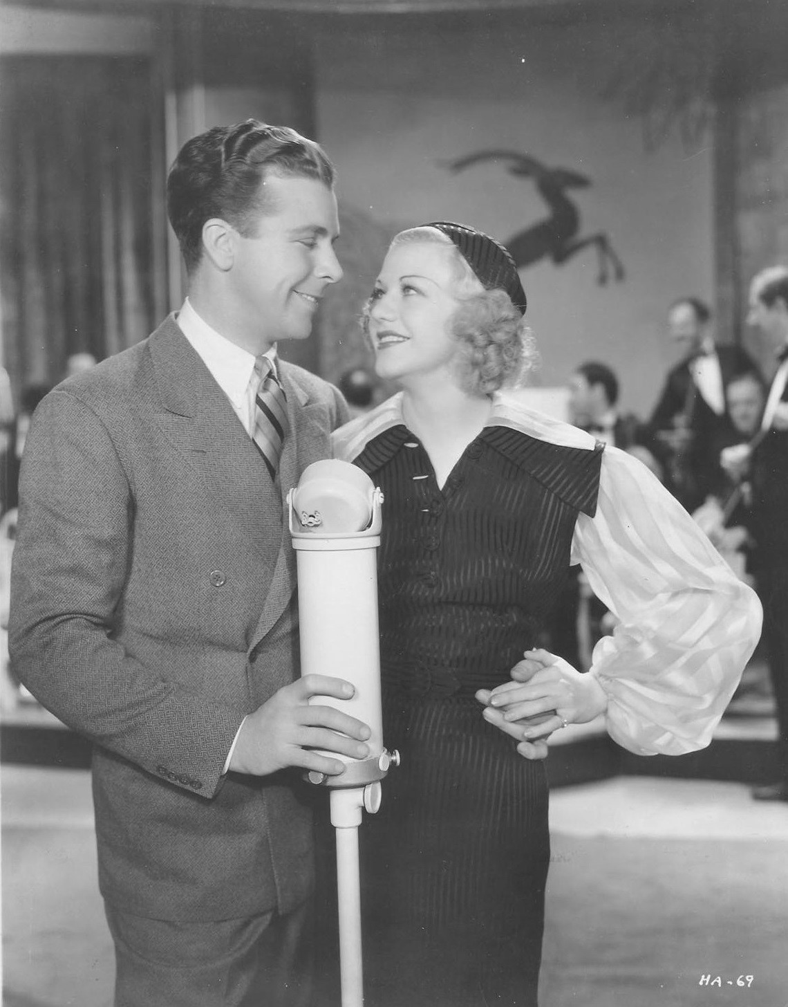 Twenty Million Sweethearts (1934) Screenshot 4