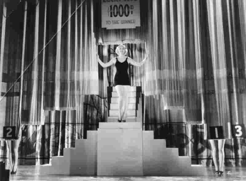 The Case of the Lucky Legs (1935) Screenshot 1