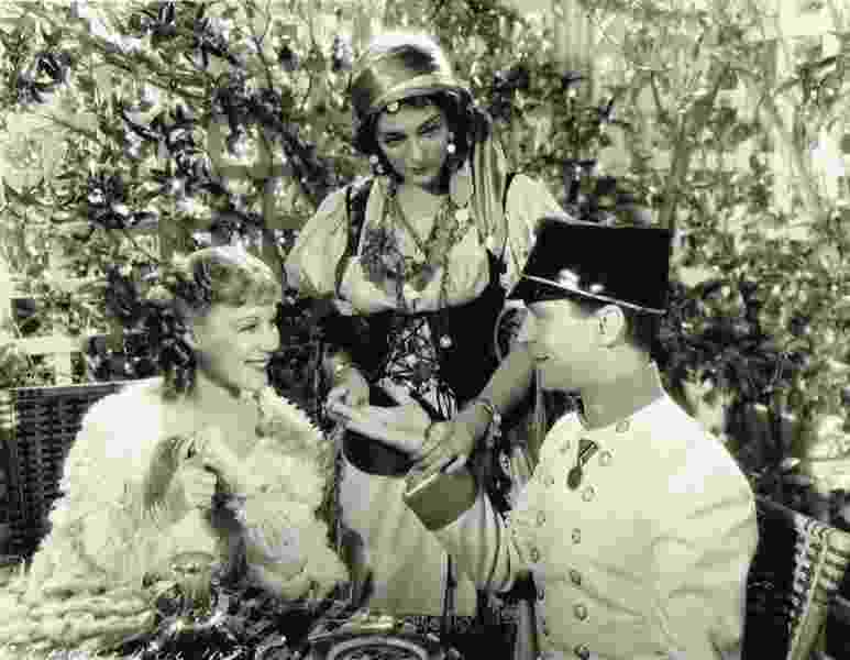 The King Steps Out (1936) Screenshot 5