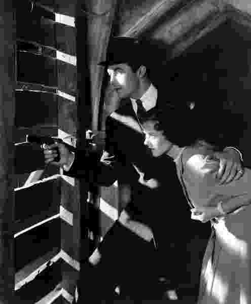 Bulldog Drummond Escapes (1937) Screenshot 2