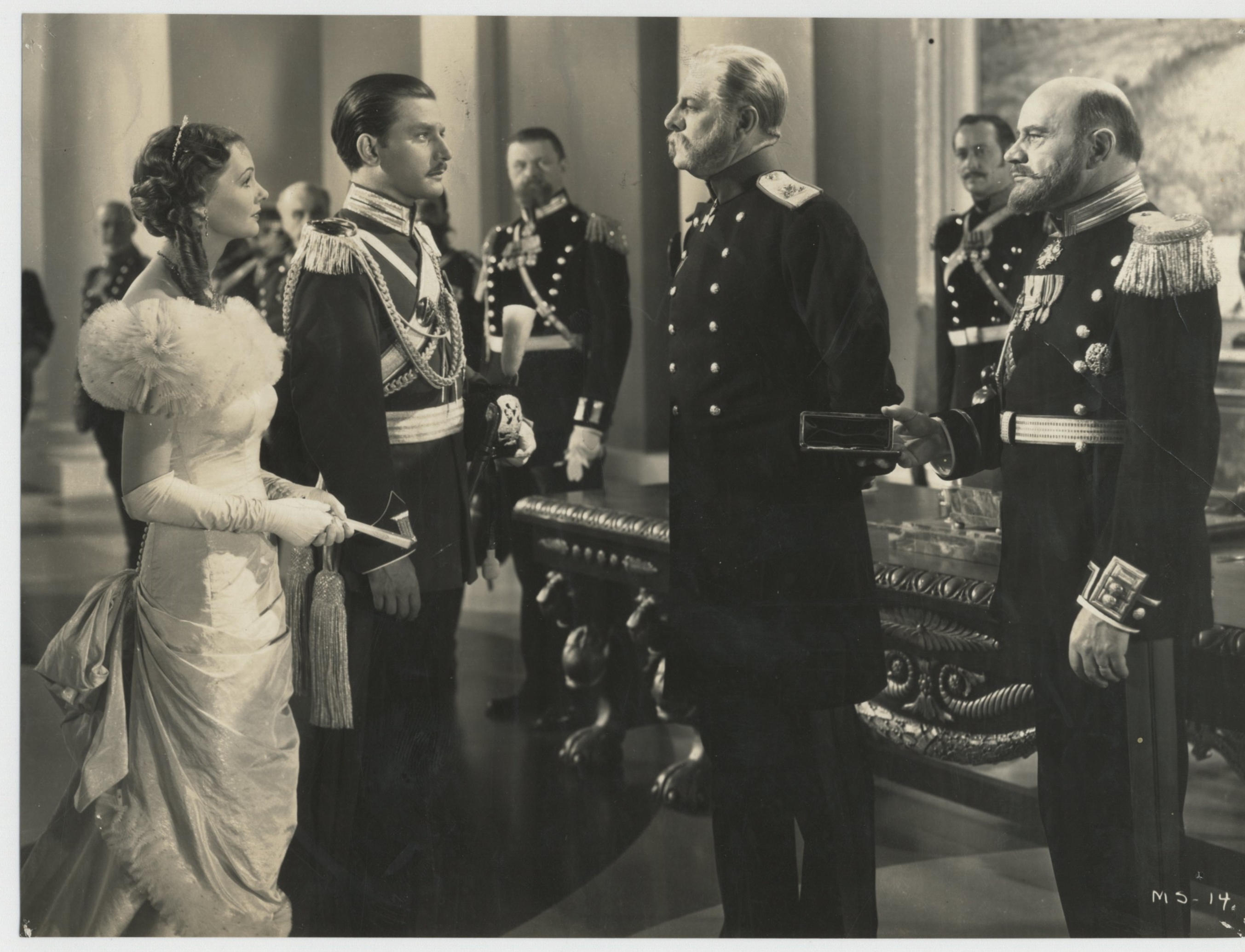 The Soldier and the Lady (1937) Screenshot 4