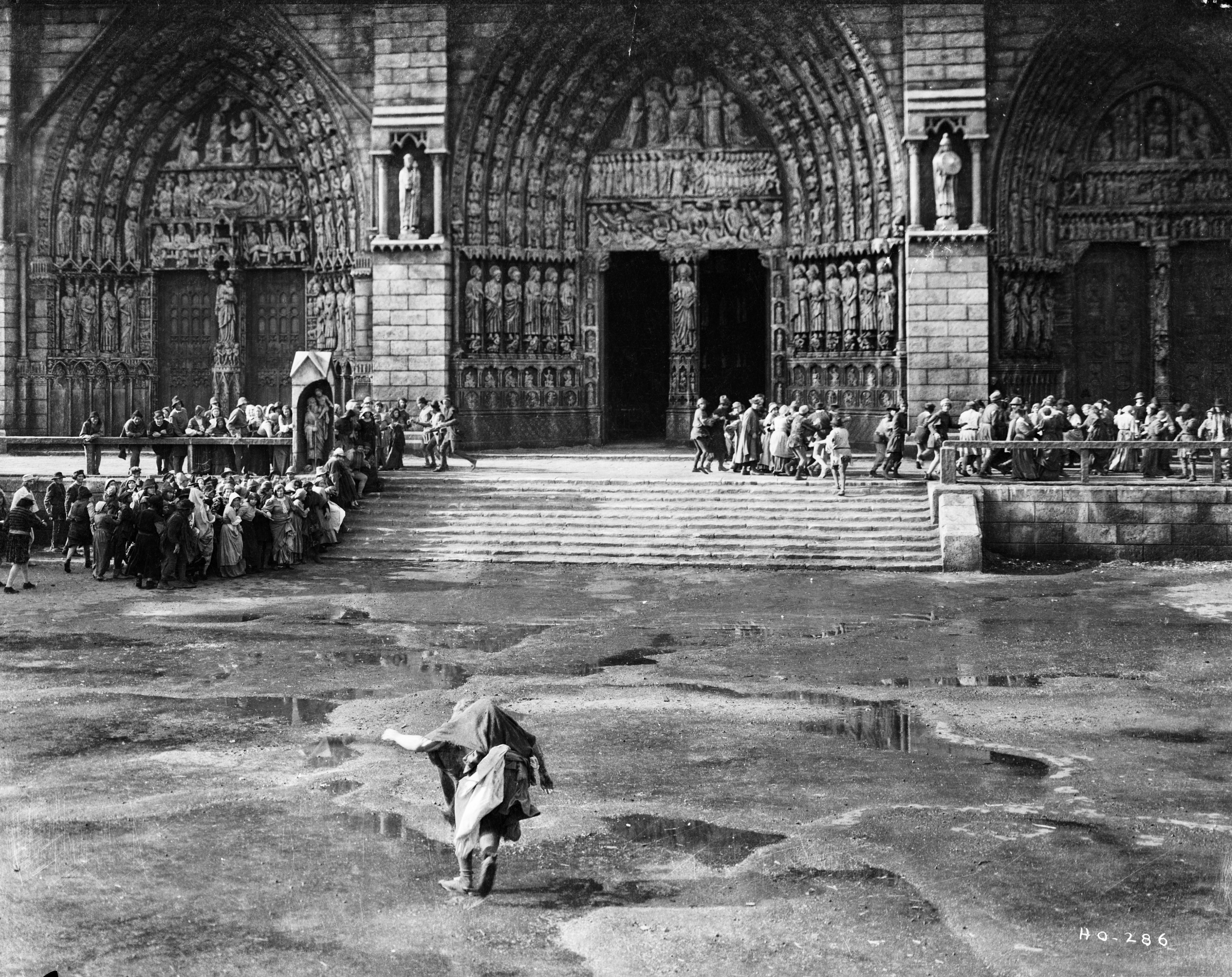 The Hunchback of Notre Dame (1939) Screenshot 1