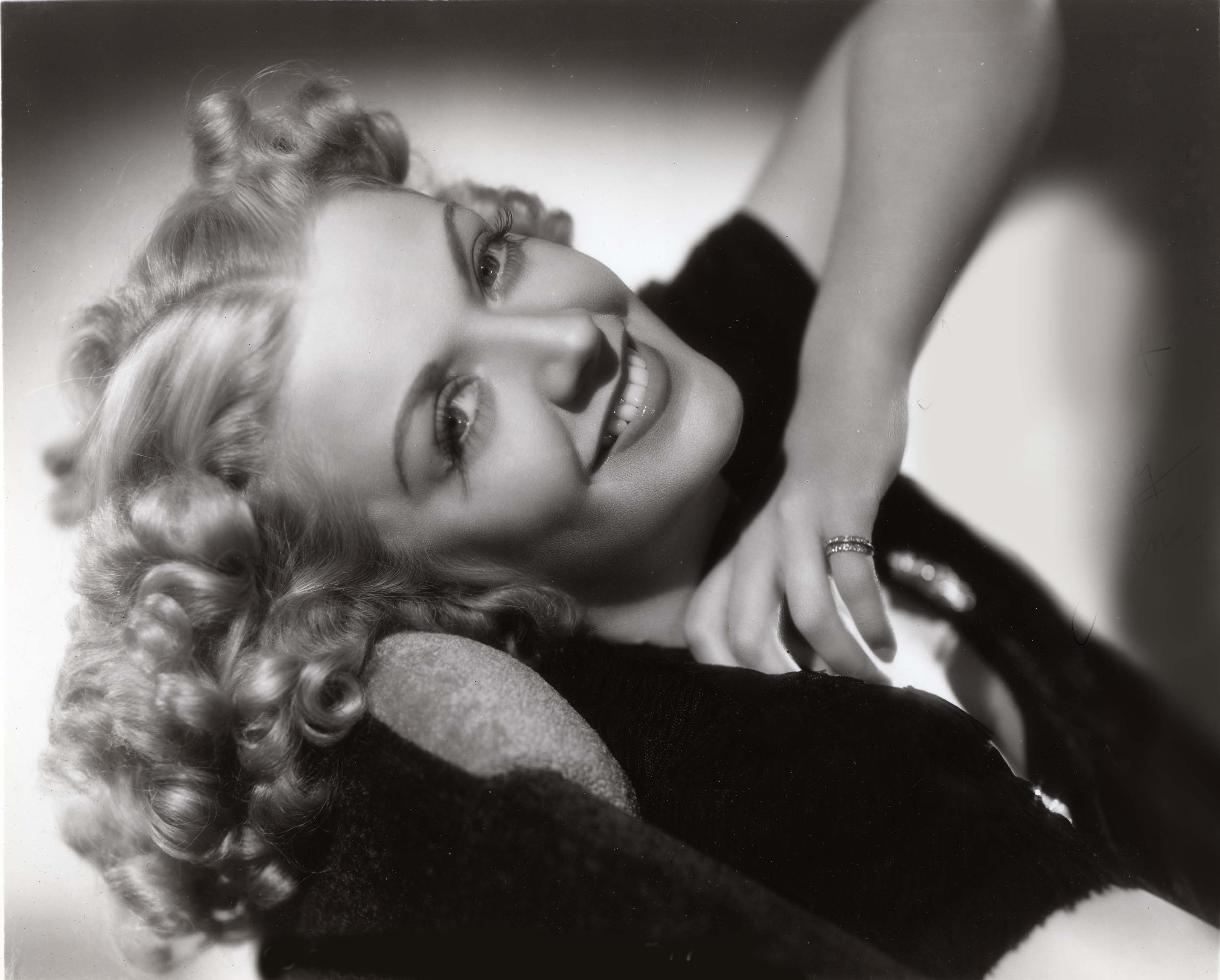 Glamour for Sale (1940) Screenshot 1