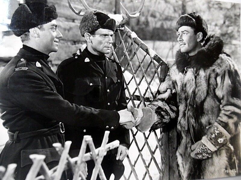 Northern Pursuit (1943) Screenshot 1