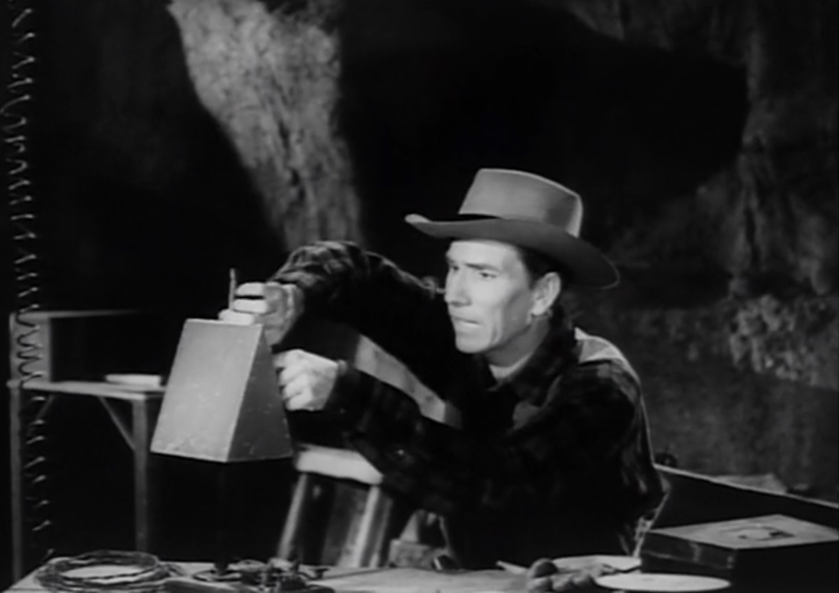 Arizona Whirlwind (1944) Screenshot 2
