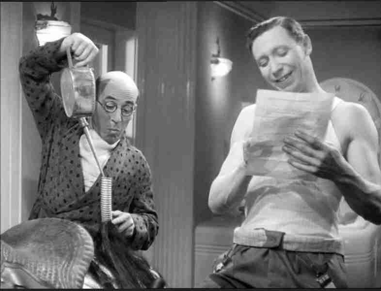 He Snoops to Conquer (1945) Screenshot 1