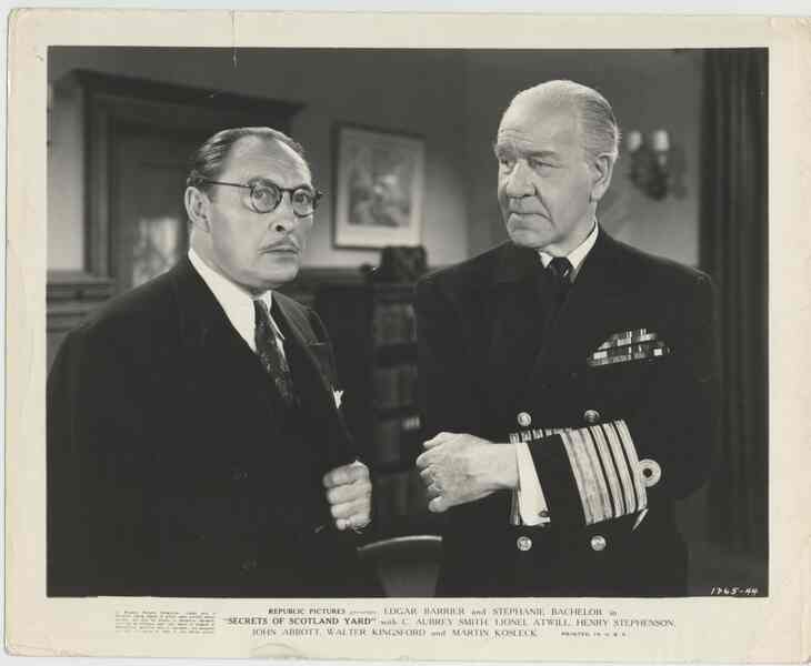 Secrets of Scotland Yard (1944) Screenshot 2