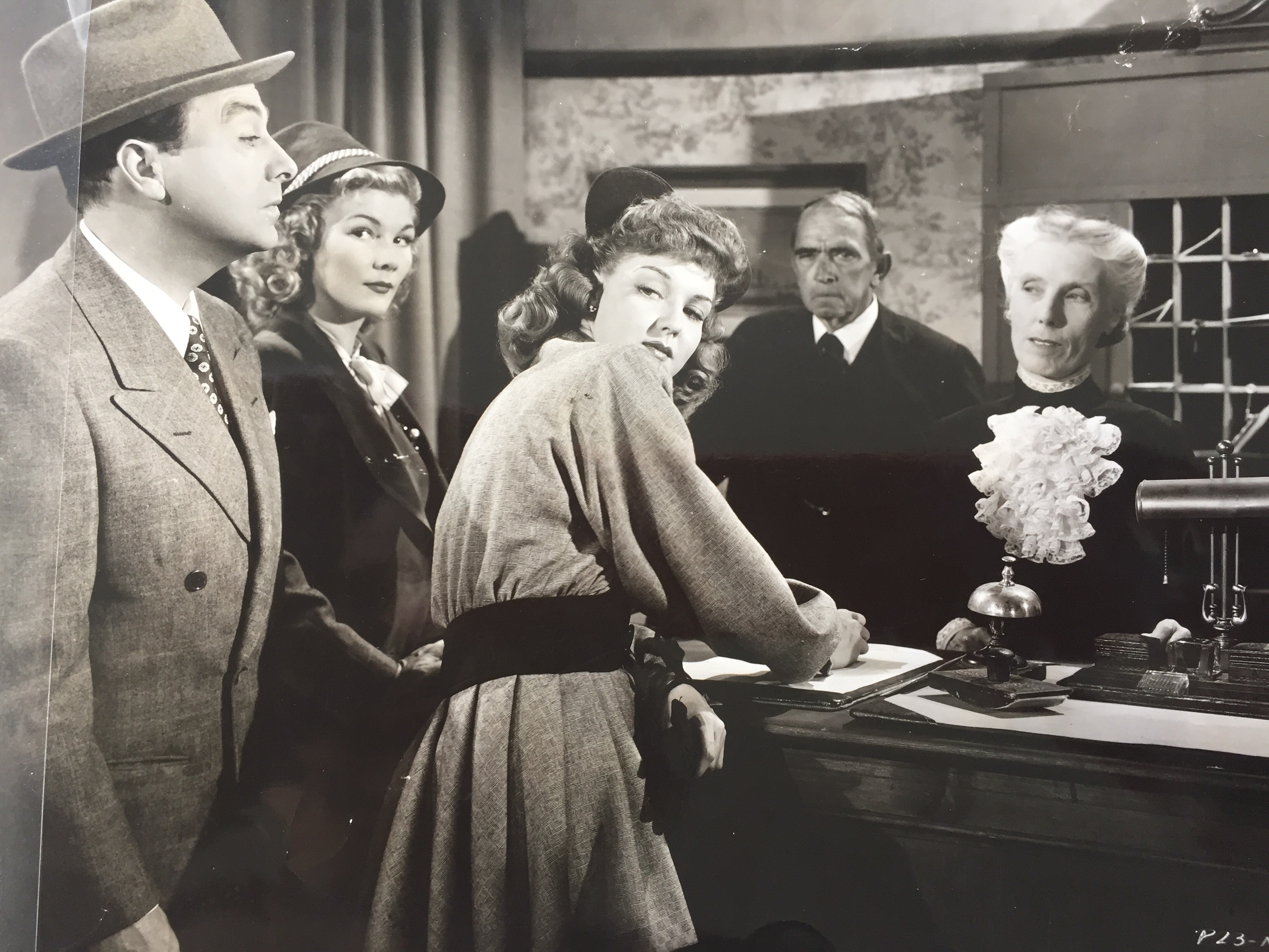 Scared Stiff (1945) Screenshot 1