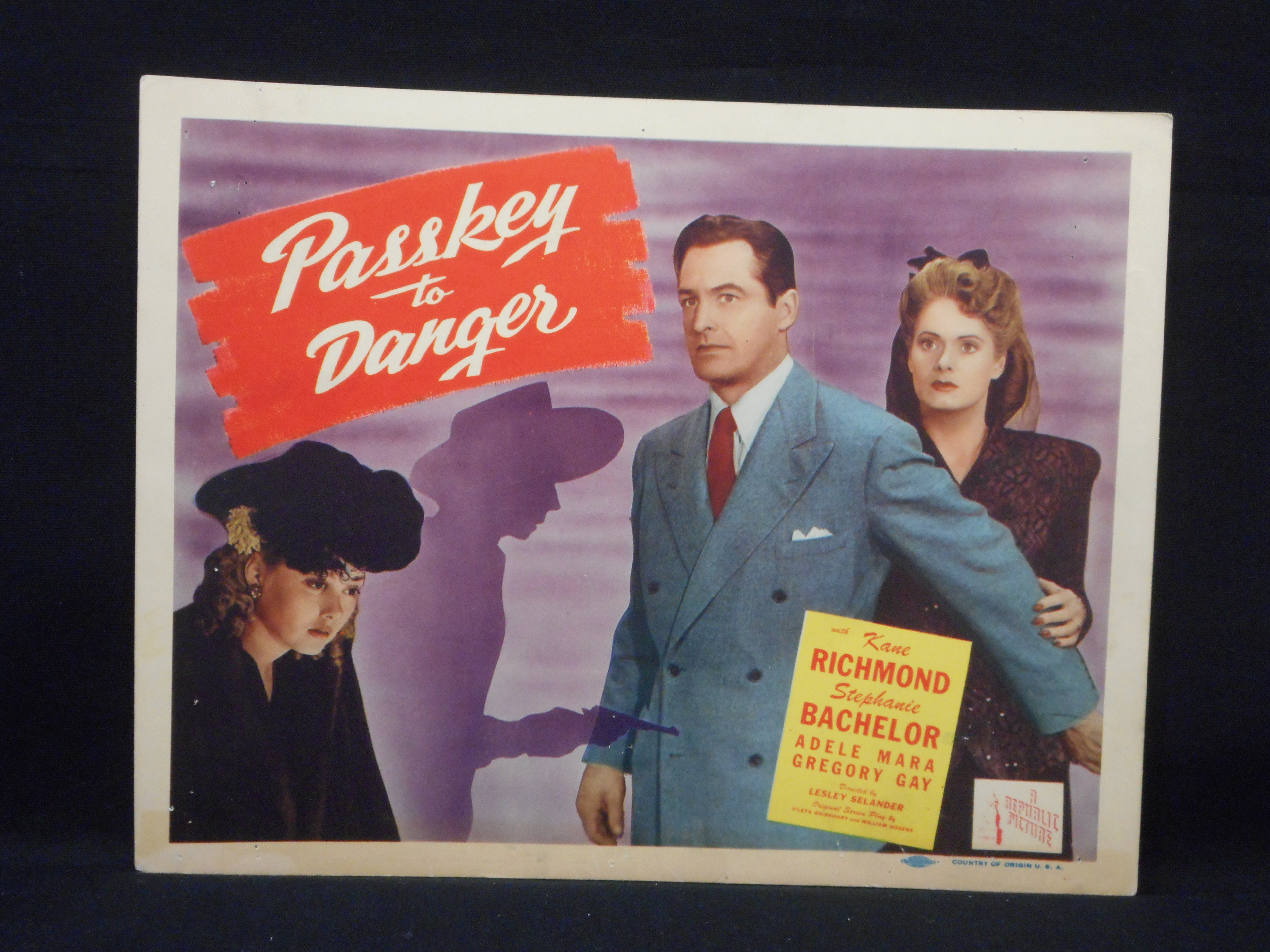 Passkey to Danger (1946) Screenshot 2