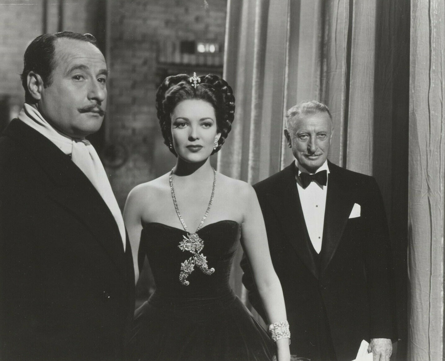 Everybody Does It (1949) Screenshot 1
