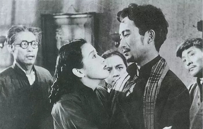Crows and Sparrows (1949) Screenshot 3