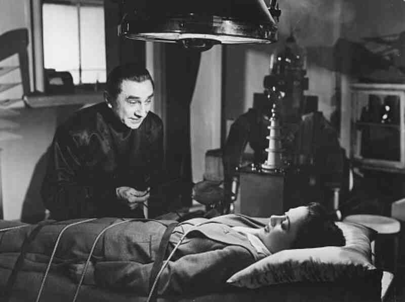 Vampire Over London (1952) Screenshot 3