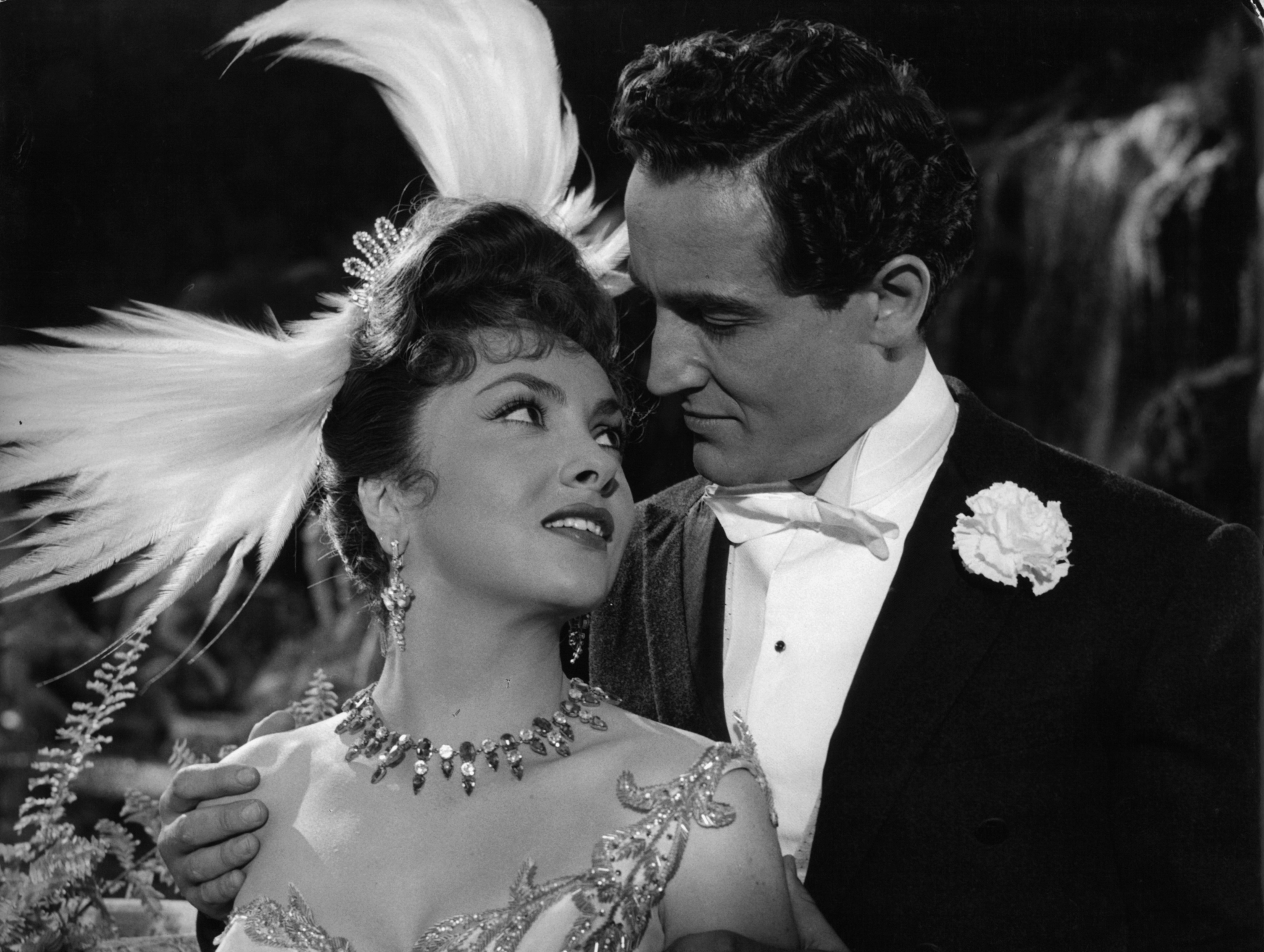 Beautiful But Dangerous (1955) Screenshot 1