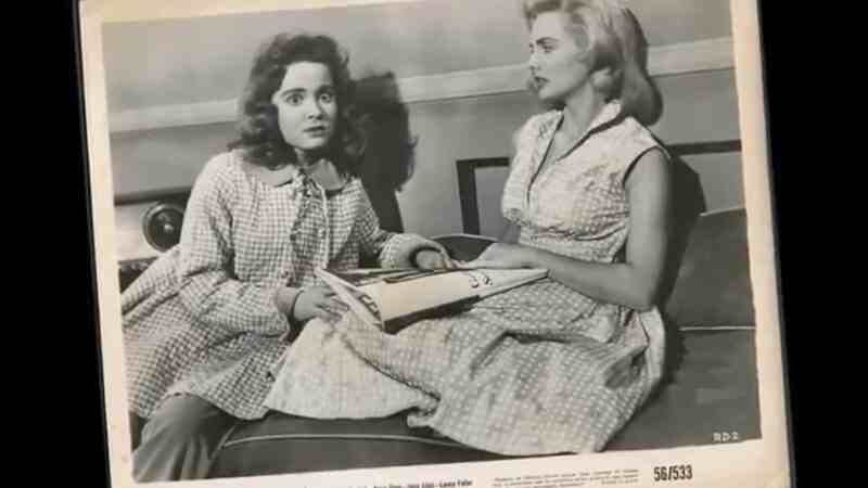 Runaway Daughters (1956) Screenshot 2