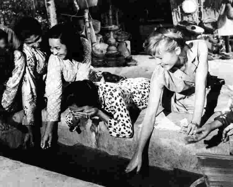 A Town Like Alice (1956) Screenshot 4