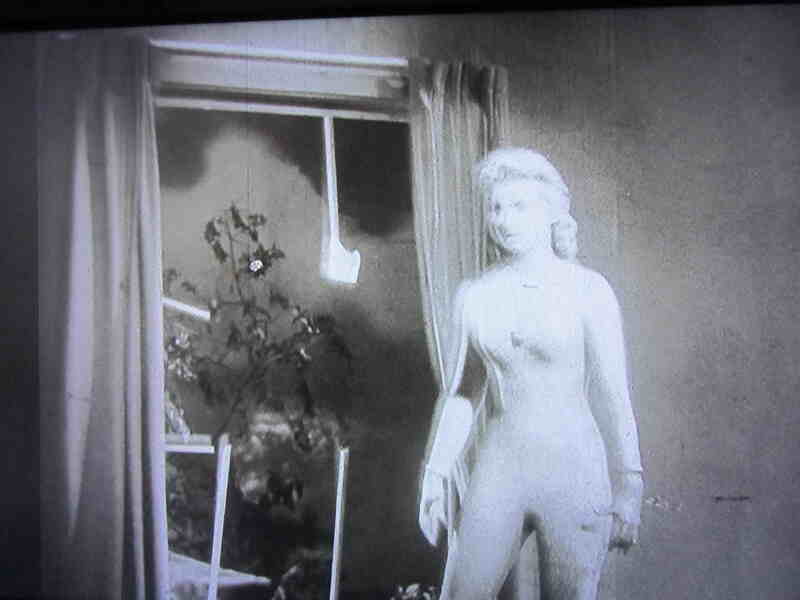 The Astounding She-Monster (1957) Screenshot 2
