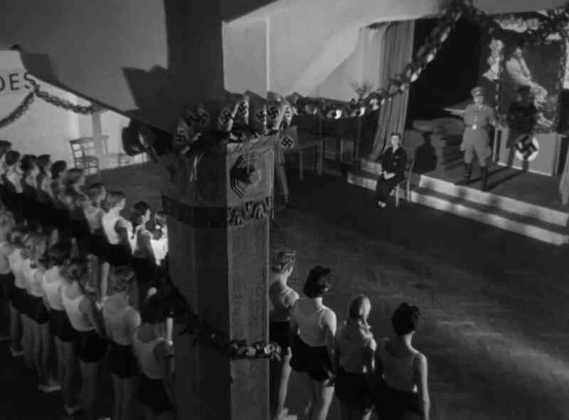 The Devil Strikes at Night (1957) Screenshot 4