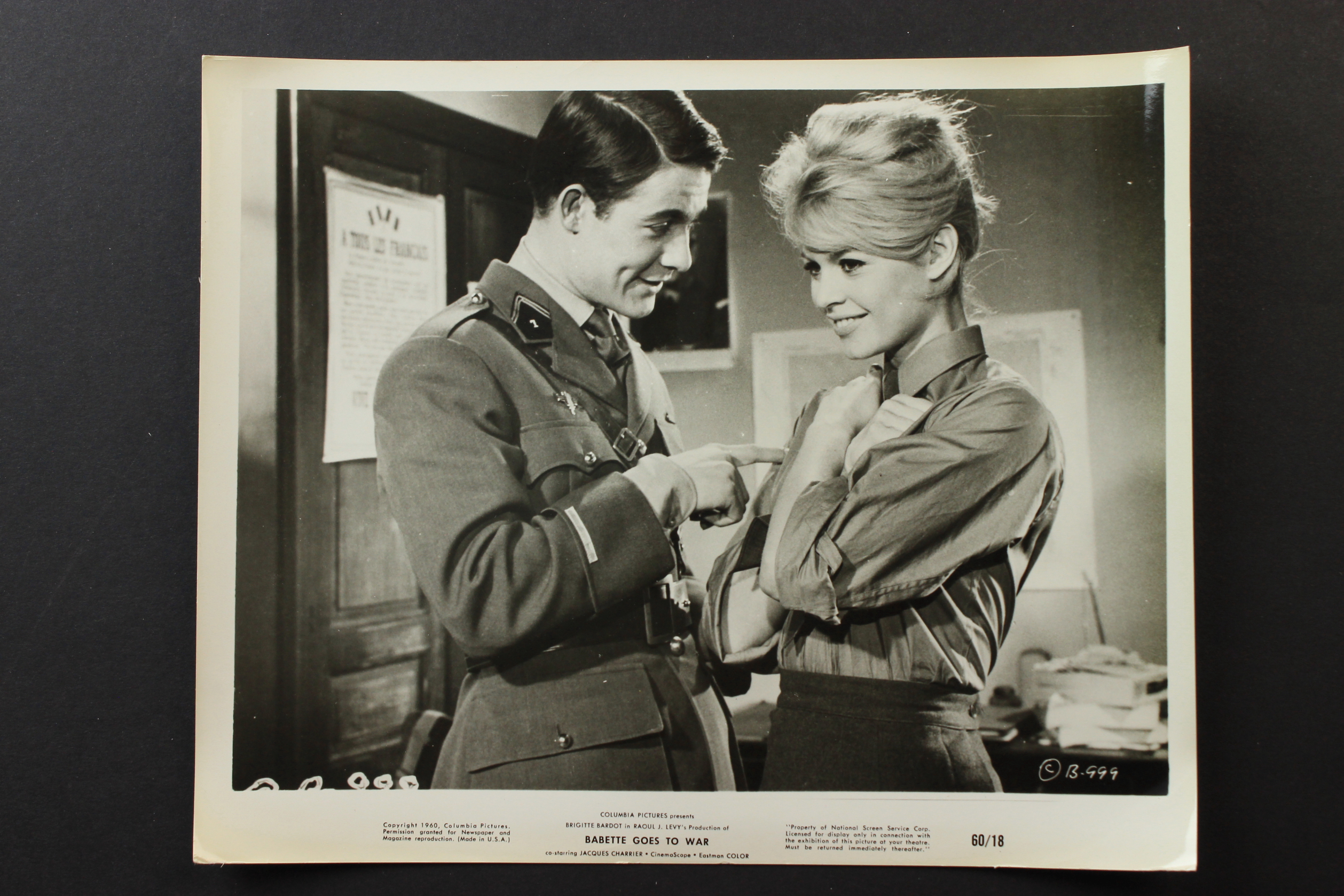 Babette Goes to War (1959) Screenshot 1
