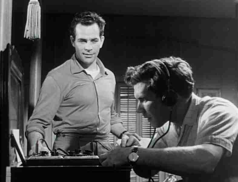 Foxhole in Cairo (1960) Screenshot 2