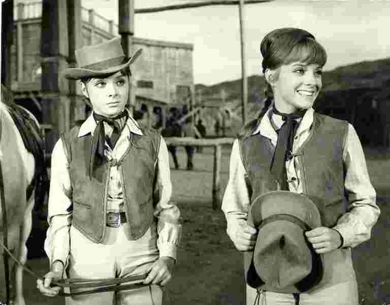 Sharp-Shooting Twin Sisters (1966) Screenshot 1