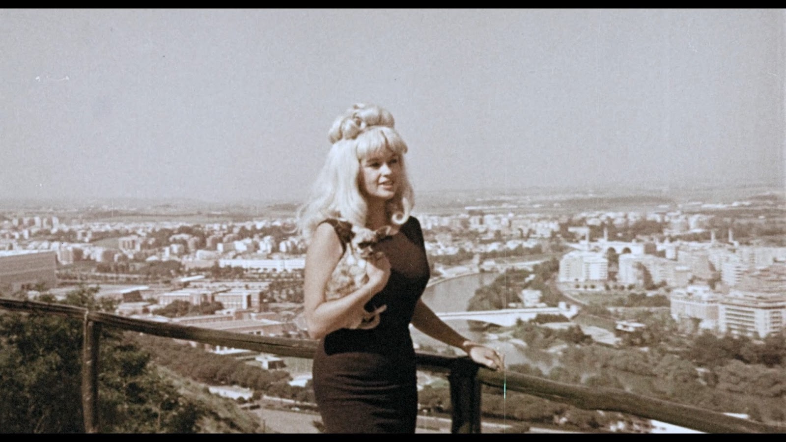 The Wild Wild World of Jayne Mansfield (1968) Screenshot 1