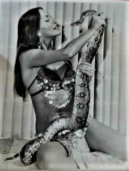 Night of the Cobra Woman (1972) Screenshot 2