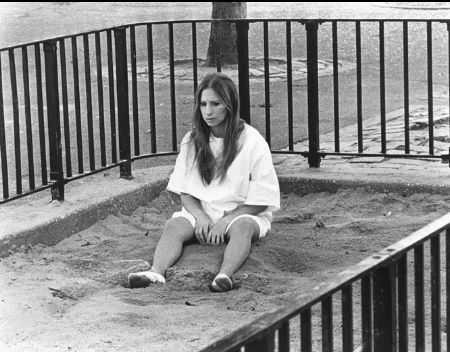 Up the Sandbox (1972) Screenshot 1