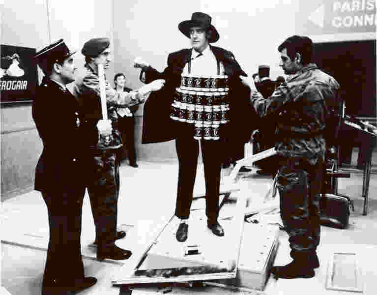 Barry McKenzie Holds His Own (1974) Screenshot 5