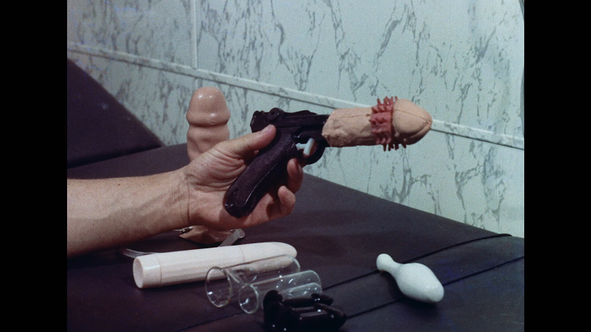 Let Me Die a Woman (1977) Screenshot 2