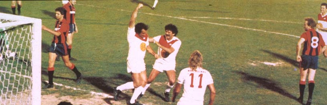 Mezzo destro mezzo sinistro - 2 calciatori senza pallone (1985) Screenshot 1 