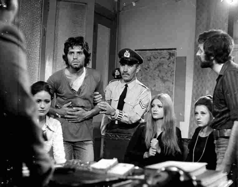 Lesviakos Avgoustos (1974) Screenshot 5