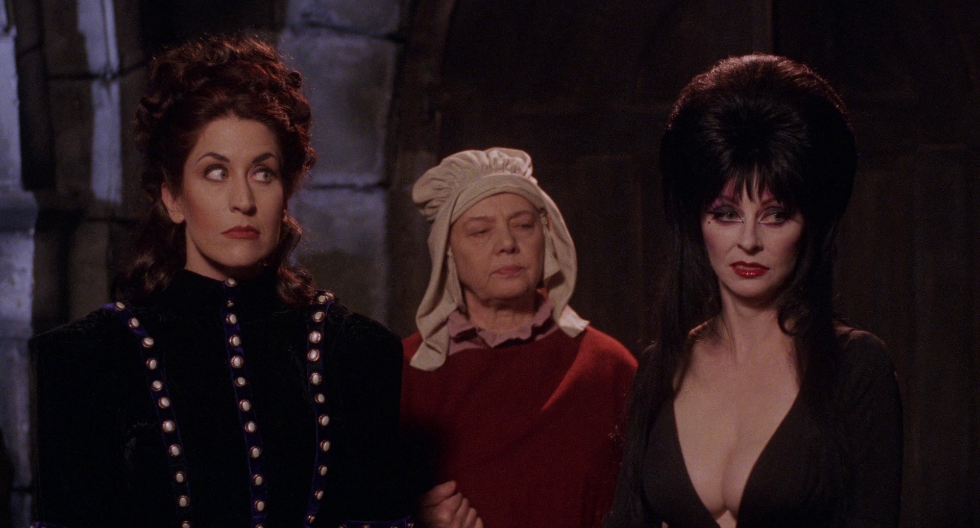 Elvira's Haunted Hills (2001) Screenshot 5 