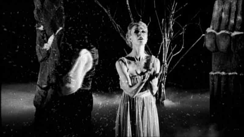 Dracula: Pages from a Virgin's Diary (2002) Screenshot 5