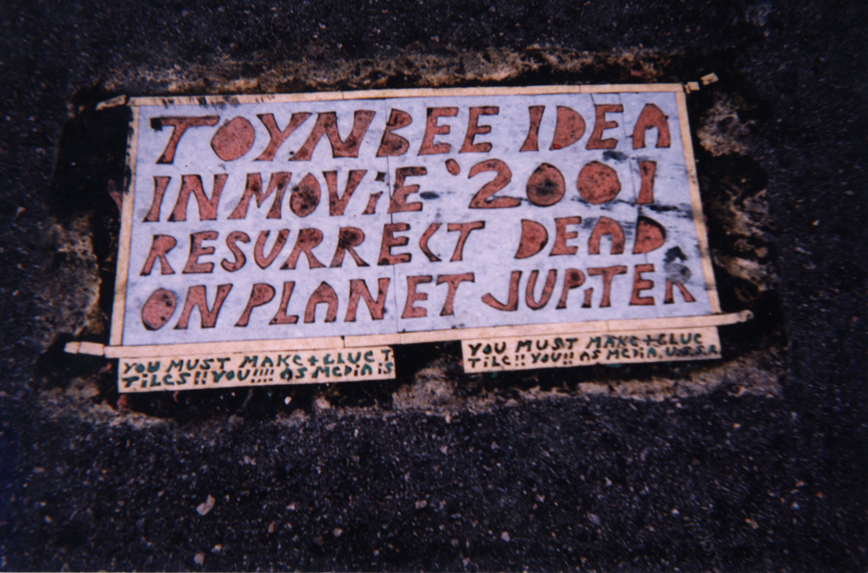 Resurrect Dead: The Mystery of the Toynbee Tiles (2011) Screenshot 1
