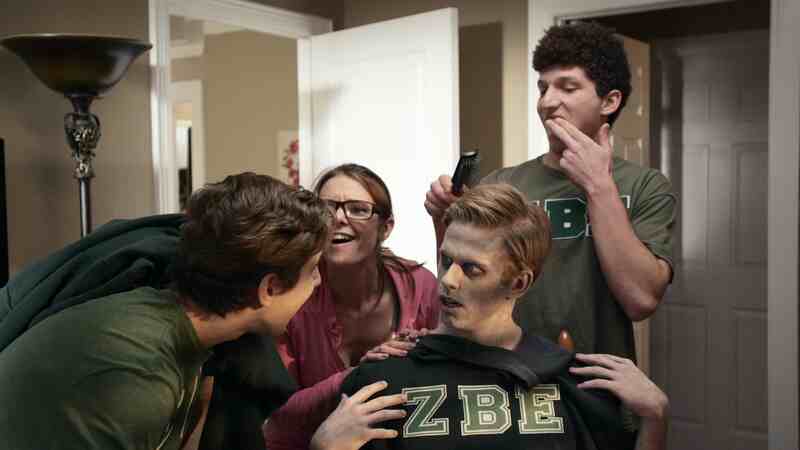 The Coed and the Zombie Stoner (2014) Screenshot 2