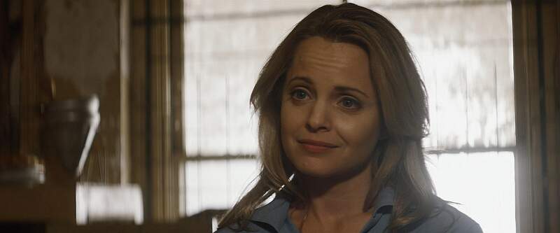 Apparition (2019) starring Mena Suvari on DVD DVD Apparition (2019) Screenshot 3